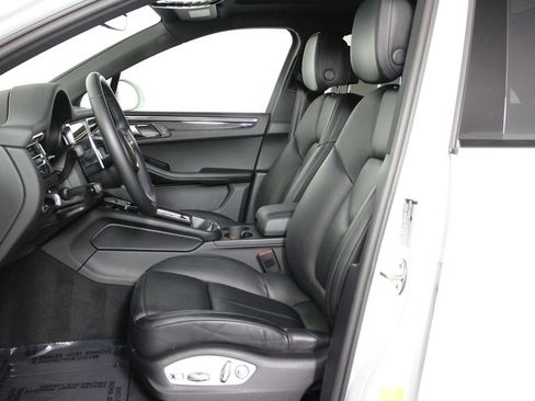 Certified 2024 Porsche Macan image 5