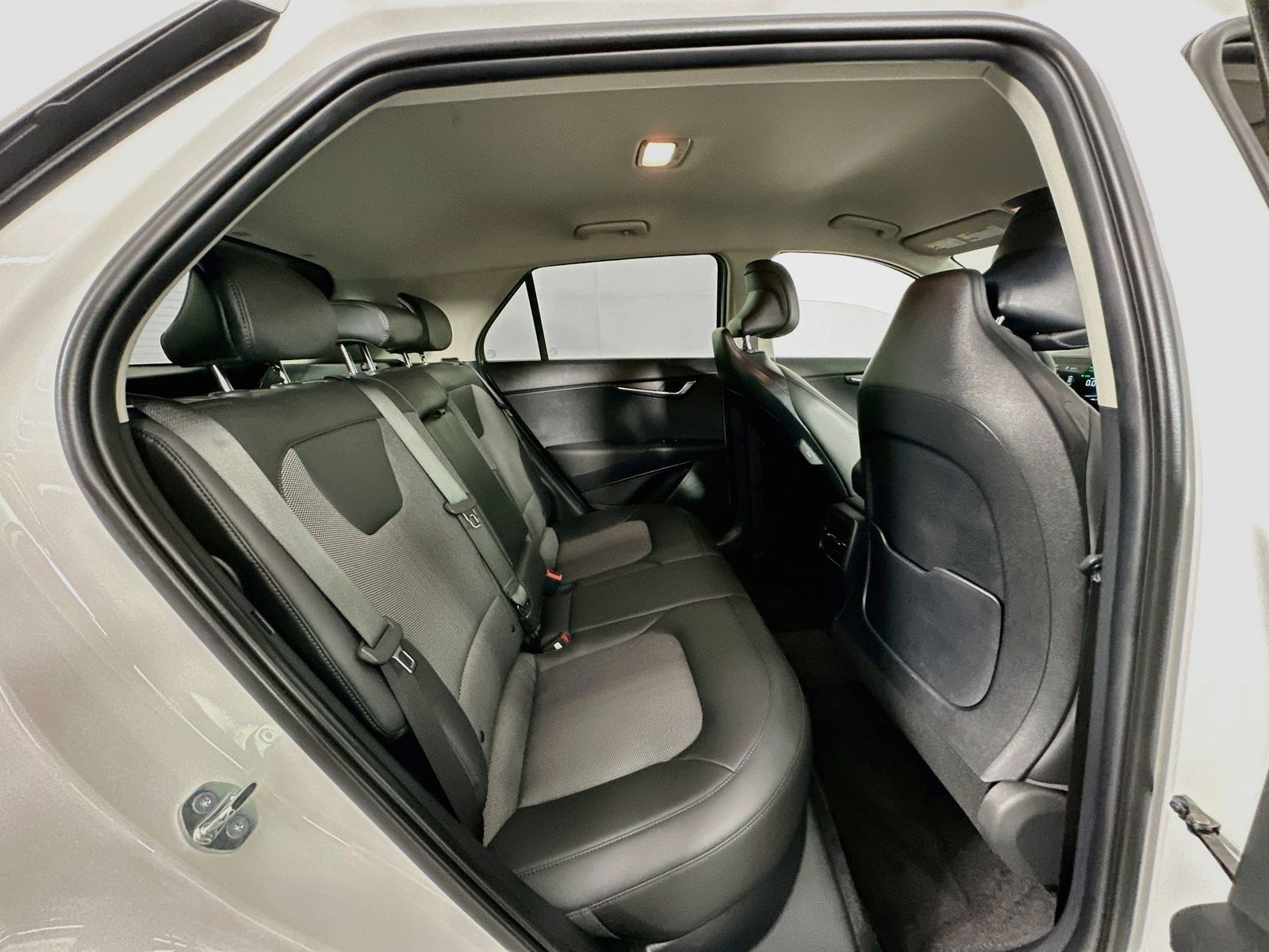 Used 2025 Kia Niro EX w/ EX Cold Weather Package FWD image 27