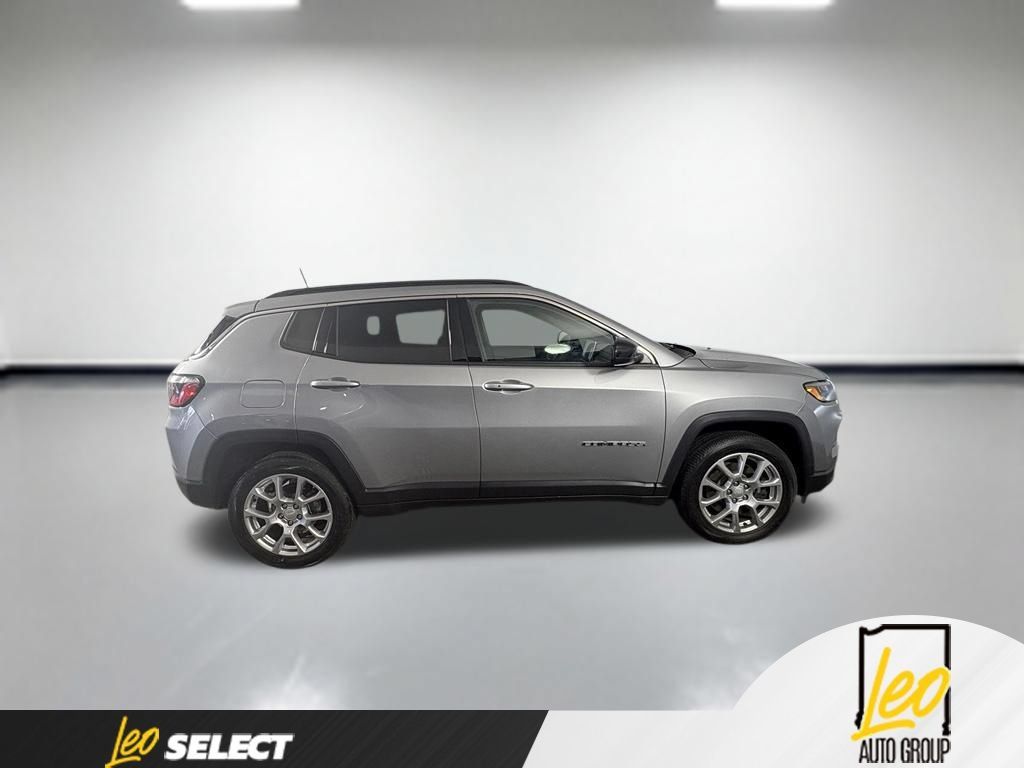 Used 2024 Jeep Compass Latitude AWD/4WD image 6
