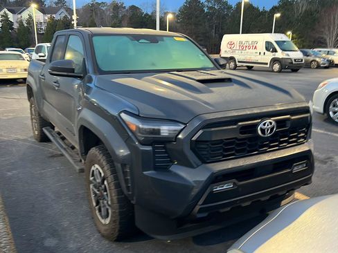 Used 2024 Toyota Tacoma TRD Sport w/ TRD Sport Upgrade Package image 4