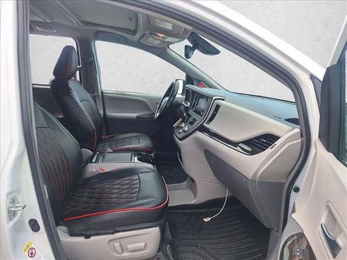 Used 2019 Toyota Sienna XLE Premium w/ Carpet Mat Package FWD image 21