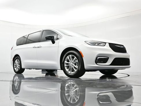 New 2026 Chrysler Pacifica Select image 37