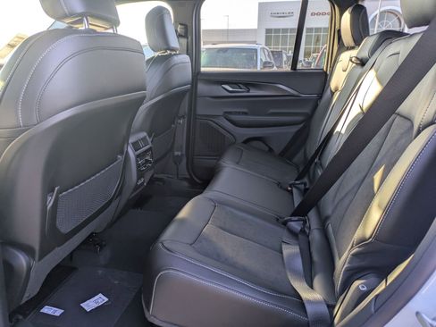 New 2025 Jeep Grand Cherokee Altitude image 13