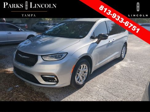Used 2024 Chrysler Pacifica Touring-L w/ Uconnect Theater Family Group FWD image 9
