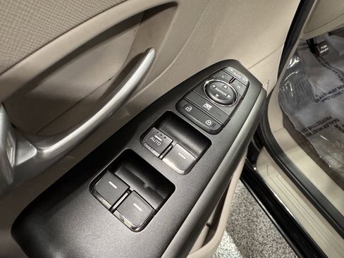 Used 2016 Kia Sedona LX w/ LX Convenience Package image 23