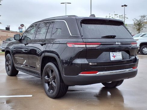 Used 2022 Jeep Grand Cherokee Limited w/ Luxury Tech Group II image 2