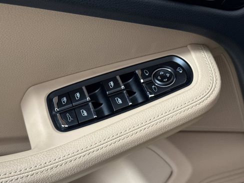 Used 2024 Porsche Macan AWD/4WD image 17