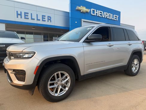 Used 2024 Jeep Grand Cherokee Laredo X w/ Luxury Tech Group I AWD/4WD image 3