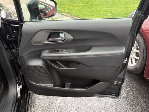 Used 2025 Chrysler Pacifica Select FWD image 19