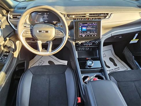 New 2025 Jeep Grand Cherokee Laredo image 7