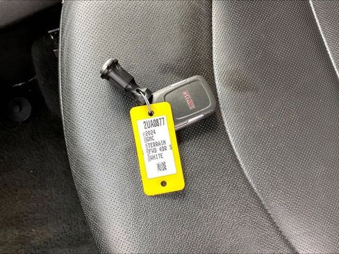 Used 2024 GMC Terrain SLT image 34