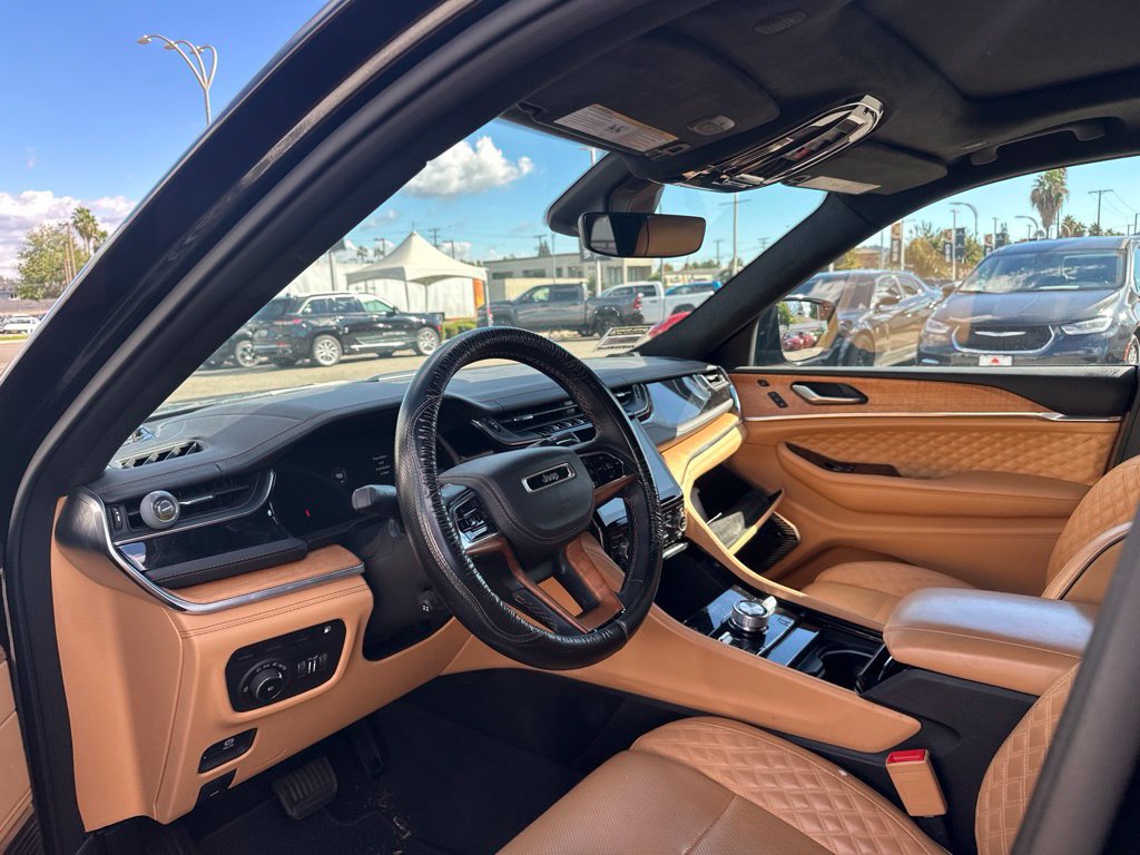 Used 2023 Jeep Grand Cherokee Summit AWD/4WD image 3