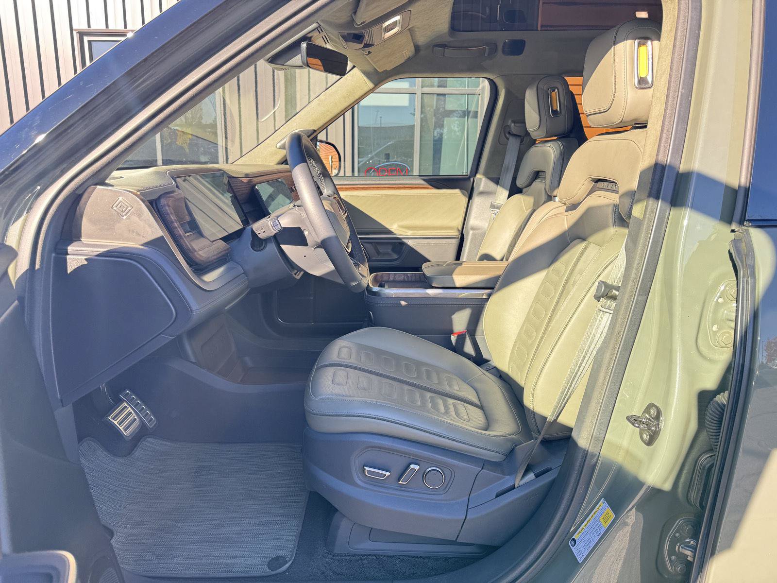 Used 2023 Rivian R1S Launch Edition Quad AWD/4WD image 12