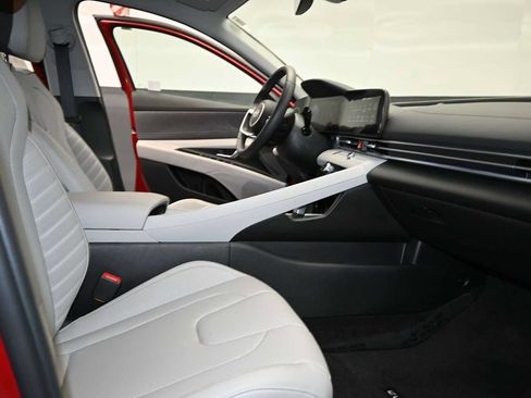 Used 2025 Hyundai Elantra Limited FWD image 29