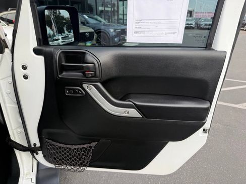 Used 2018 Jeep Wrangler Unlimited Sahara AWD/4WD image 17