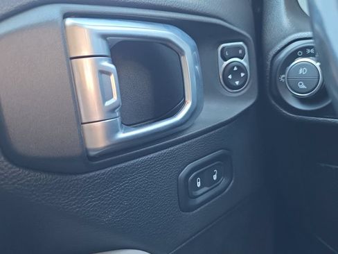 Used 2022 Jeep Gladiator Overland AWD/4WD image 11