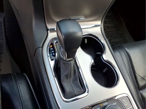 Used 2019 Jeep Grand Cherokee Overland AWD/4WD image 28