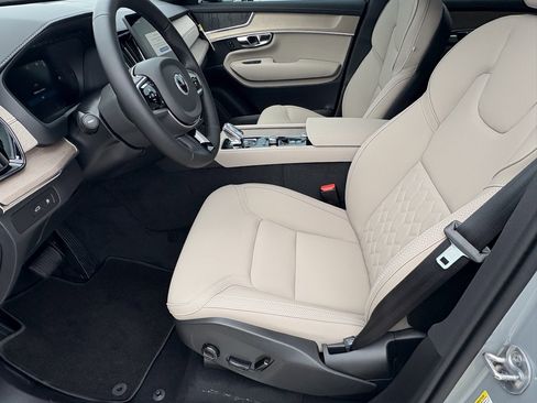 New 2025 Volvo XC90 T8 Core image 17