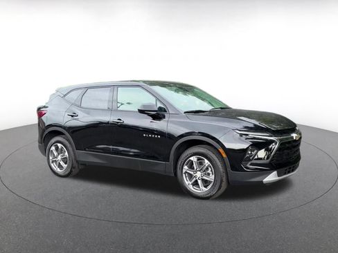Used 2025 Chevrolet Blazer LT FWD image 2