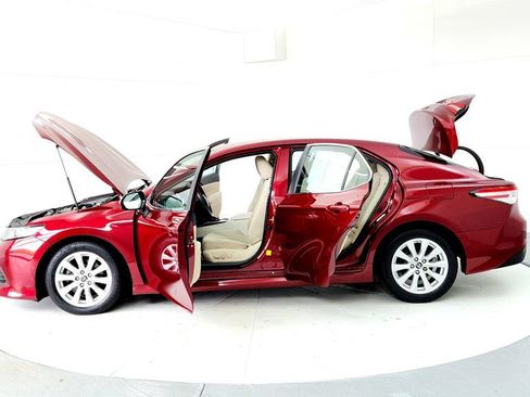 Certified 2018 Toyota Camry LE FWD image 10