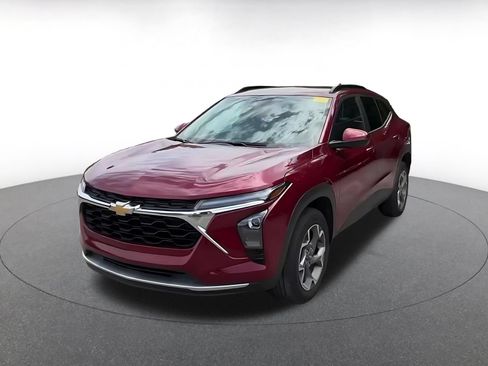 Used 2025 Chevrolet Trax LT FWD image 6