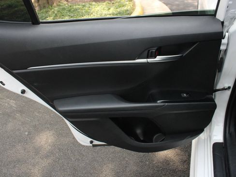 Used 2019 Toyota Camry SE FWD image 16