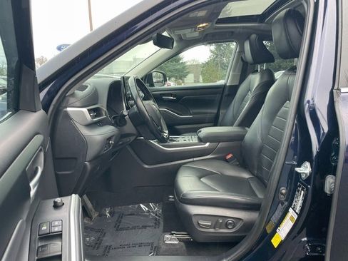 Used 2020 Toyota Highlander XLE image 16