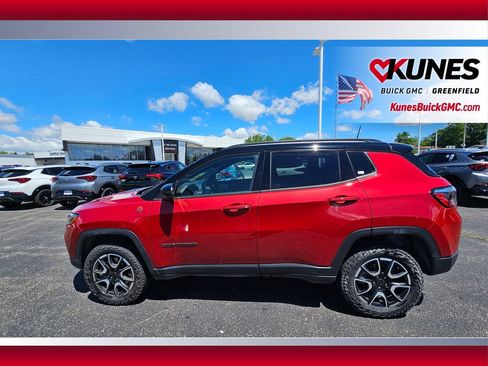 Used 2025 Jeep Compass Trailhawk AWD/4WD image 4