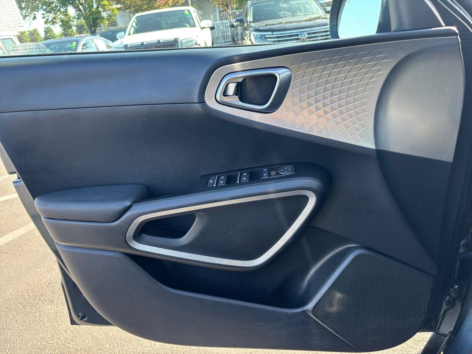 Used 2025 Kia Soul LX w/ LX Technology Package FWD image 18