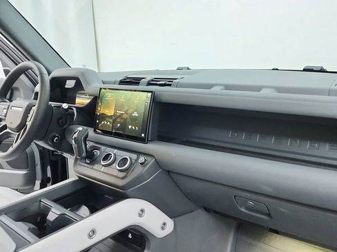 Used 2025 Land Rover Defender 110 S image 26