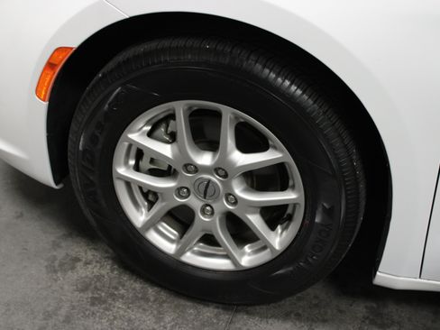Used 2024 Chrysler Pacifica Touring-L FWD image 10