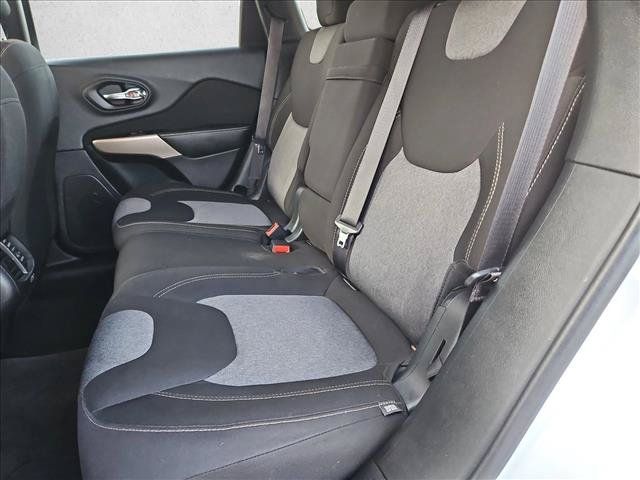 Used 2018 Jeep Cherokee Latitude FWD image 19