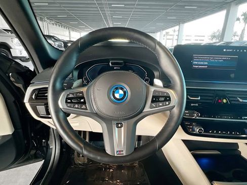 Used 2023 BMW 530e xDrive w/ Premium Package image 15