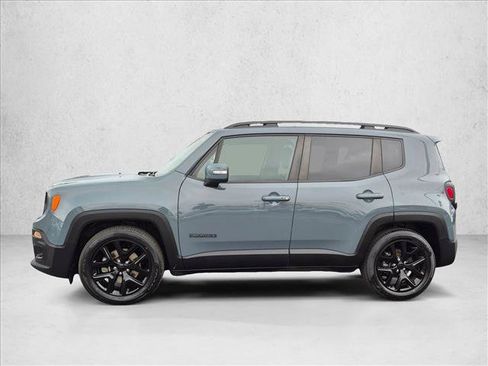 Used 2018 Jeep Renegade Altitude w/ UConnect 8.4 Nav Group FWD image 2