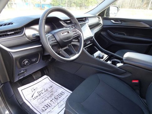 Used 2023 Jeep Grand Cherokee Laredo image 12