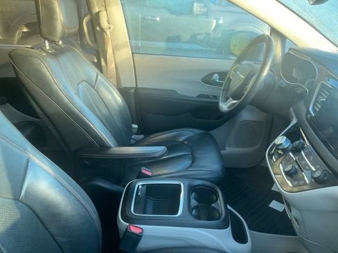 Used 2018 Chrysler Pacifica Touring-L Plus FWD image 4