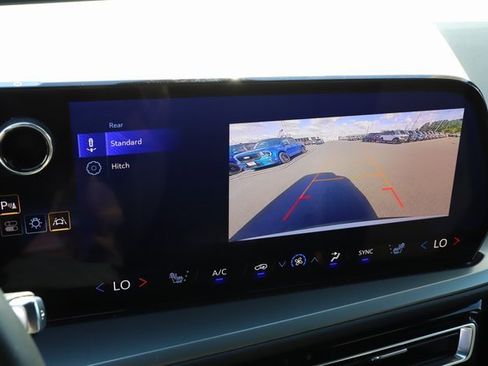 Used 2025 Chevrolet Traverse LT image 32