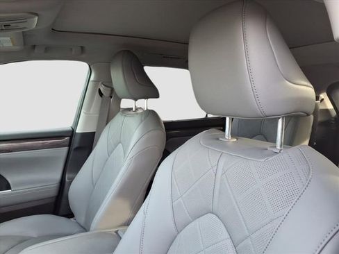 Used 2024 Toyota Highlander Platinum image 19