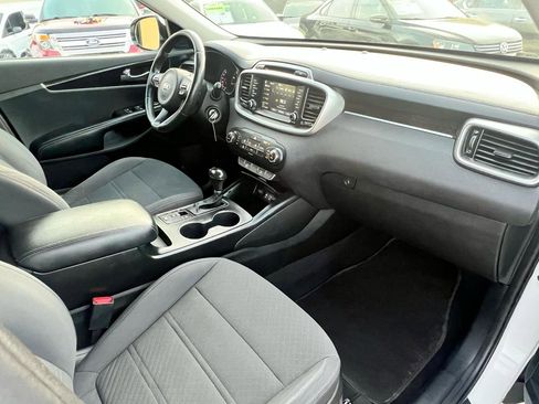 Used 2017 Kia Sorento AWD w/ LX Convenience Package image 25