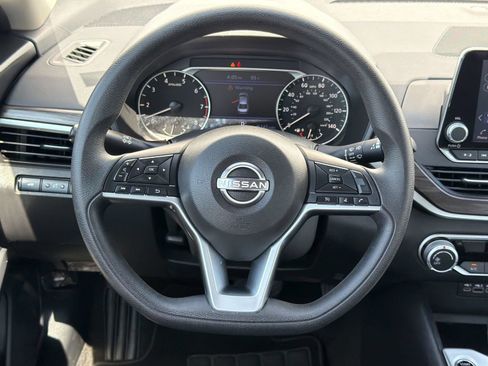 Used 2025 Nissan Altima 2.5 SV FWD image 11