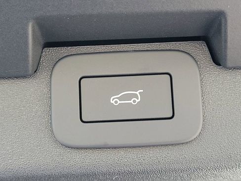 New 2025 Land Rover Discovery Dynamic SE image 12