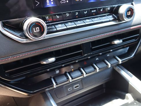 Used 2025 Chevrolet Colorado Z71 w/ Technology Package AWD/4WD image 40