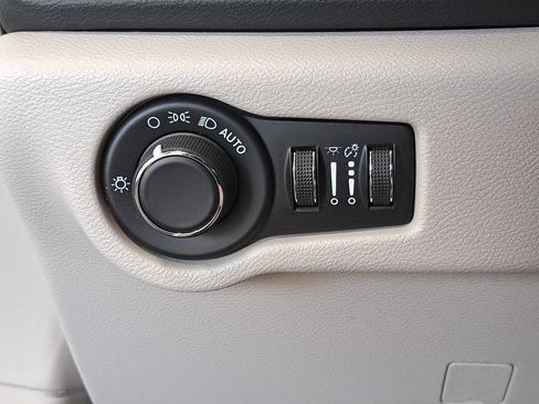 Used 2023 Chrysler Voyager LX FWD image 27