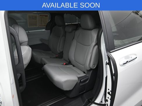 Used 2026 Toyota Sienna XLE FWD image 28