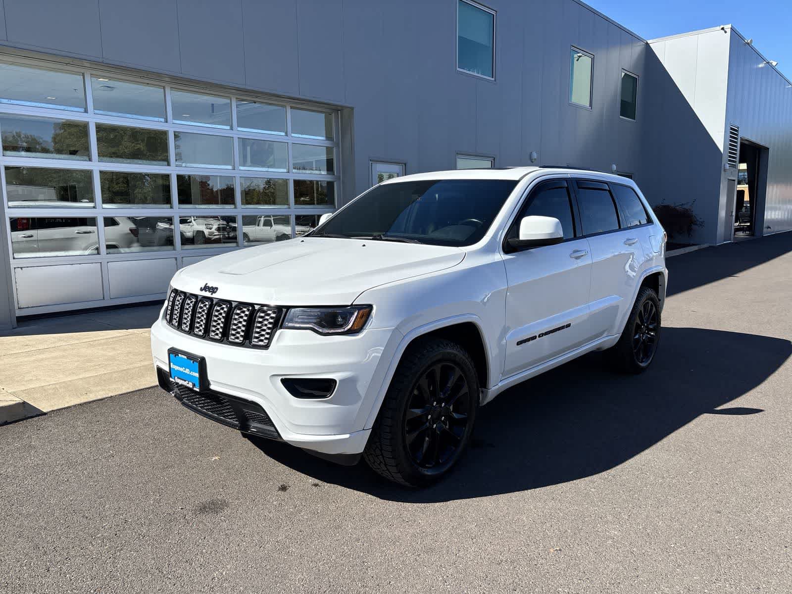 Used 2022 Jeep Grand Cherokee Laredo X AWD/4WD image 1