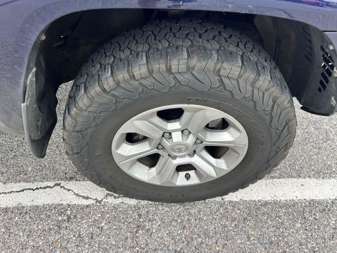 Used 2017 Toyota 4Runner SR5 AWD/4WD image 9