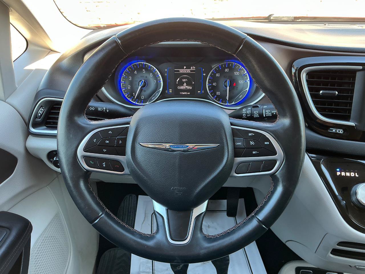 Used 2018 Chrysler Pacifica Touring-L w/ Tire & Wheel Group FWD image 21