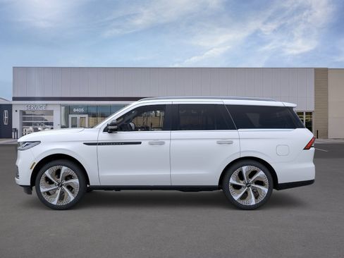 New 2026 Lincoln Navigator Black Label AWD/4WD image 3