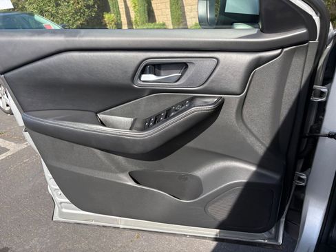 Used 2025 Nissan Rogue SV FWD image 18