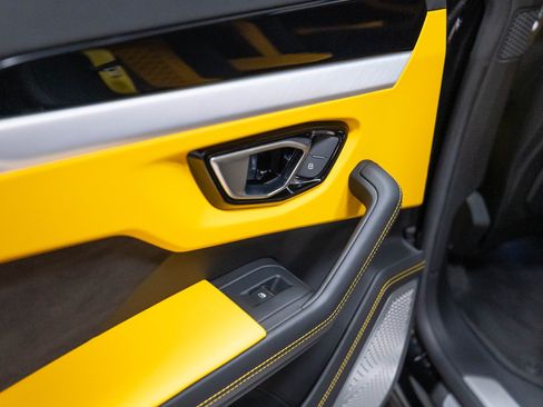 Used 2019 Lamborghini Urus AWD/4WD image 18